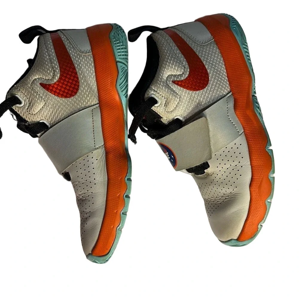Nike Team Hustle for a 2 Year old Run Training Sneakers